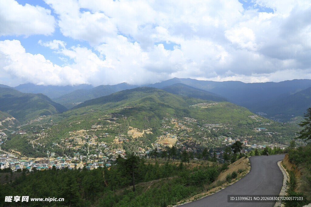 山间公路旁的美丽风景