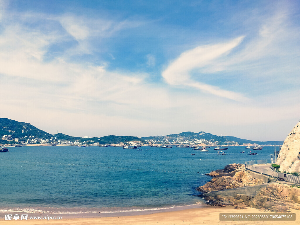 海滨美景碧海蓝天映远山