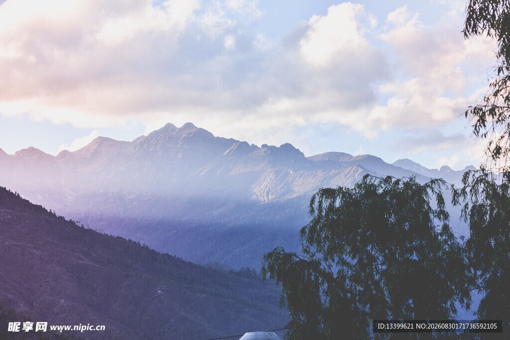 山间云雾缭绕的秀丽景致