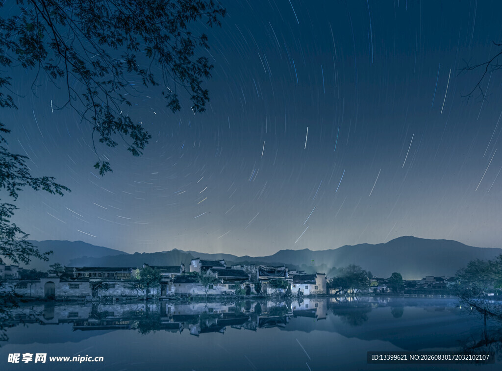 静谧湖畔夜色美景