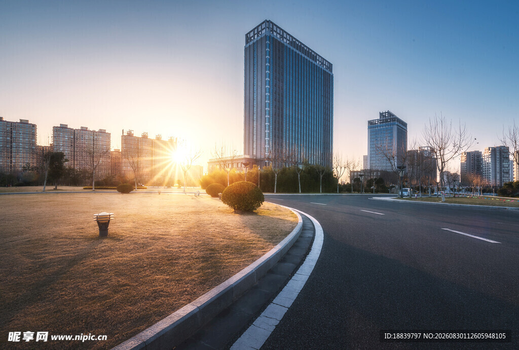城市日出下的宽阔道路