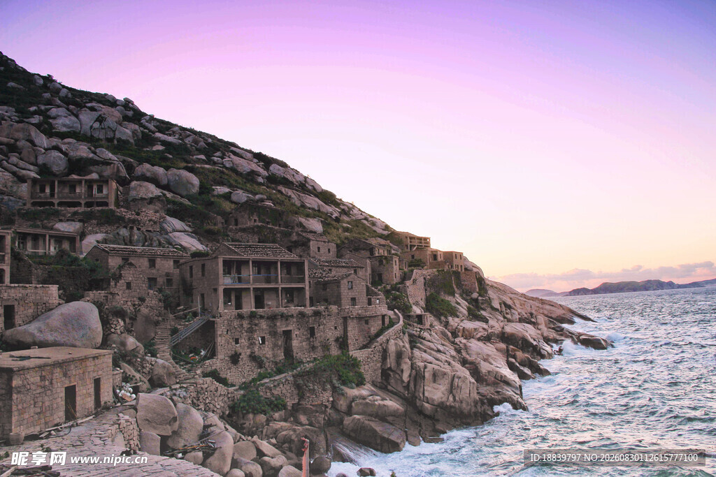海边废弃石屋的黄昏美景