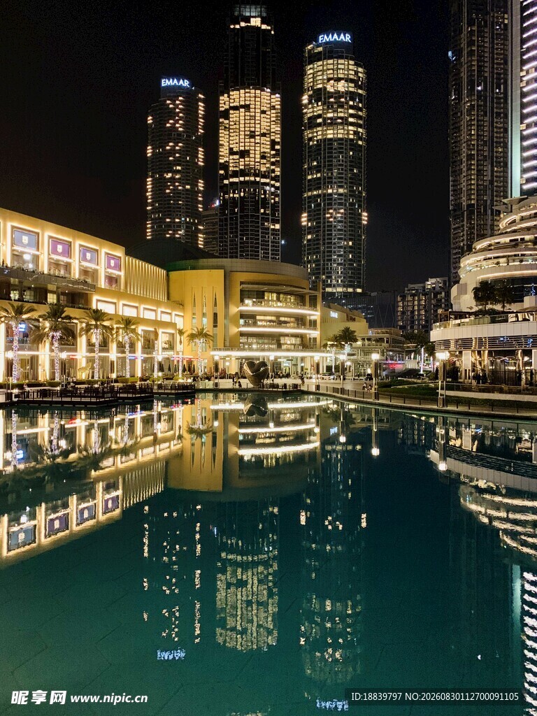 城市夜景中的璀璨水面倒影