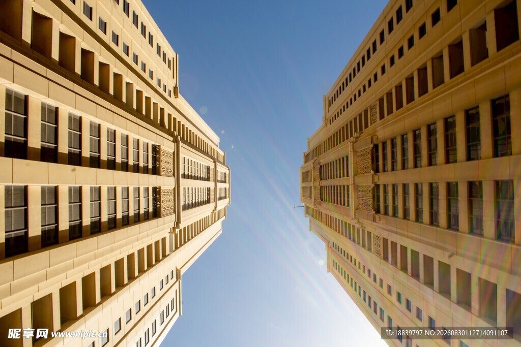 仰视对称高楼建筑景观