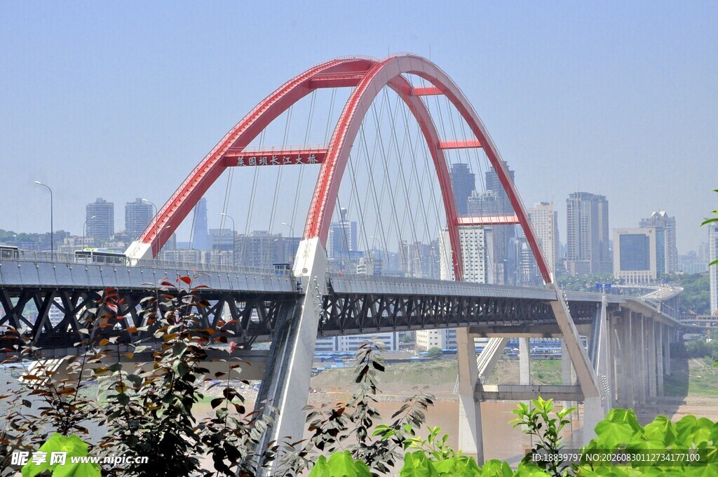 红色拱桥横跨城市江面