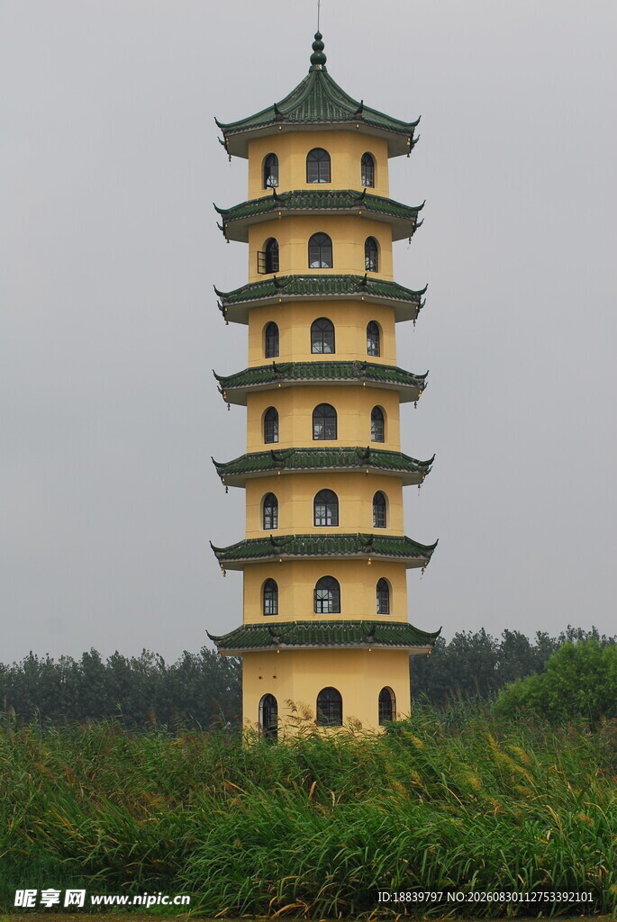 古朴多层宝塔屹立田野间