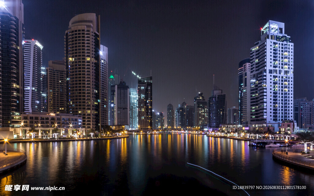 璀璨夜景中的城市滨水风光