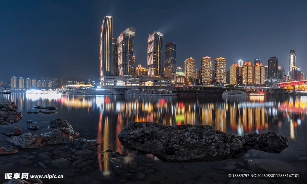 城市夜景下的璀璨水岸风光