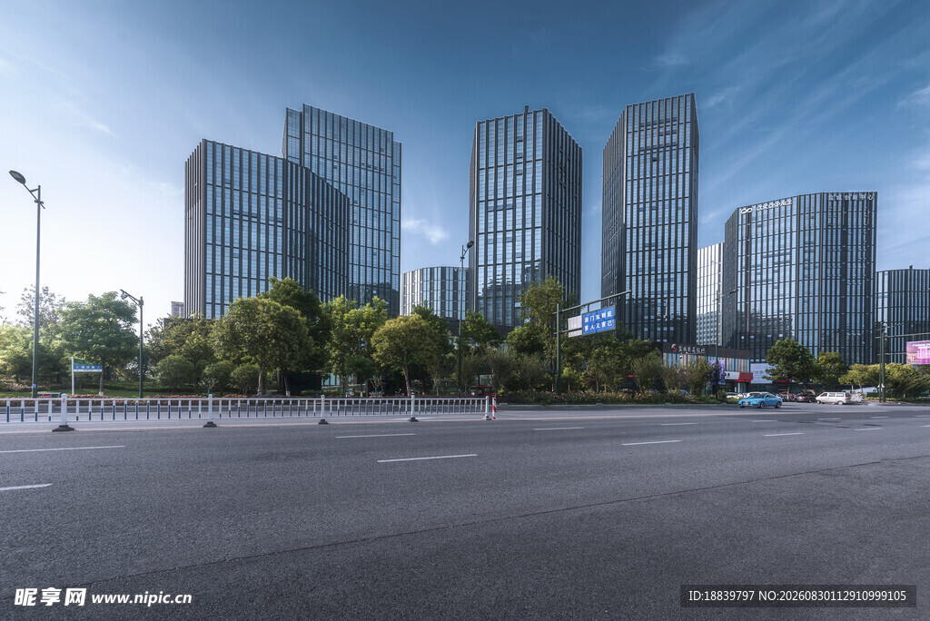 城市现代高楼与宽阔道路