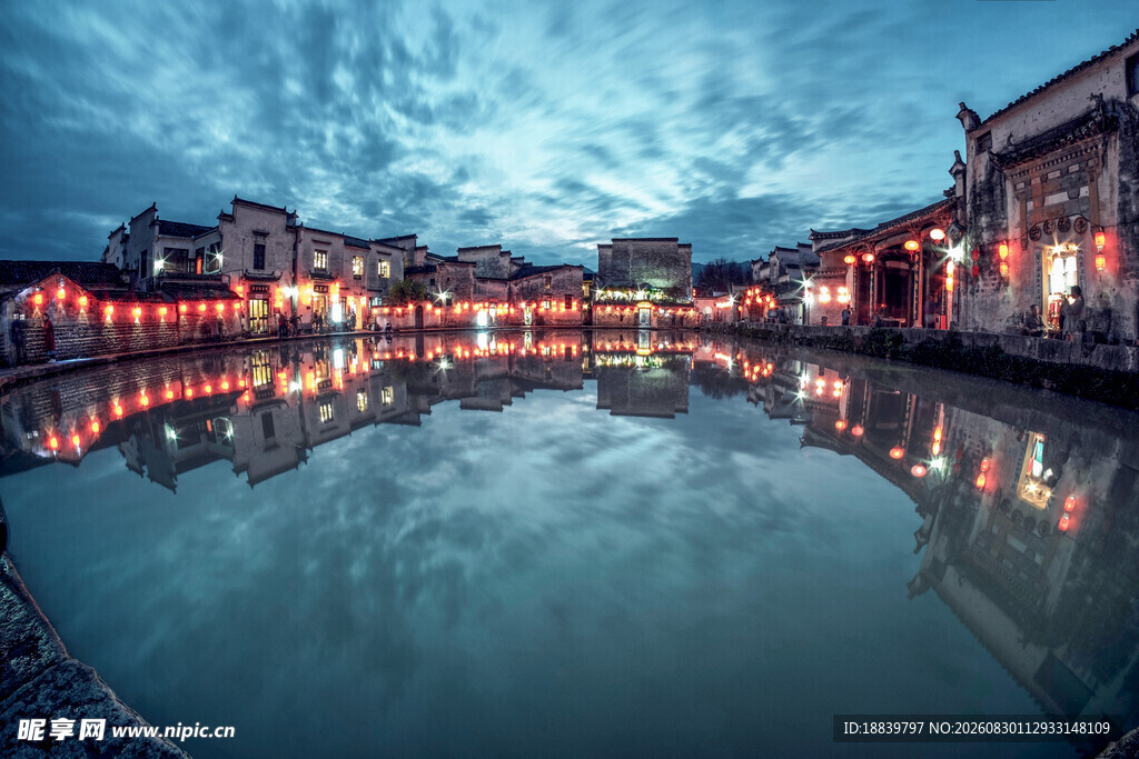 河畔夜景建筑倒影如画