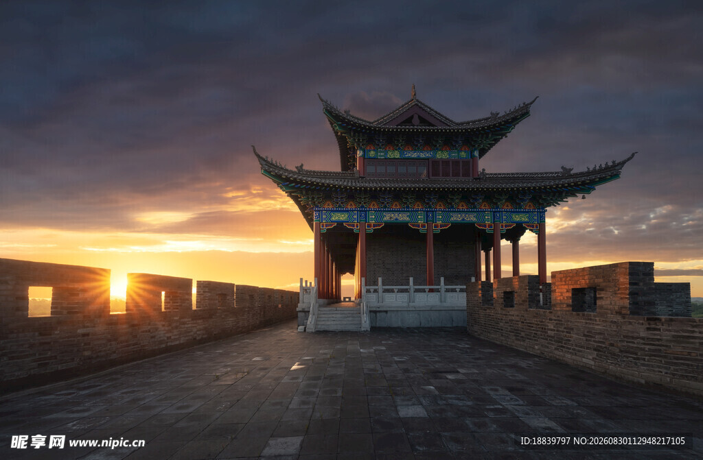 夕阳下的中式古建筑