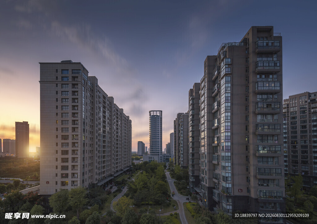 夕阳下的城市住宅小区
