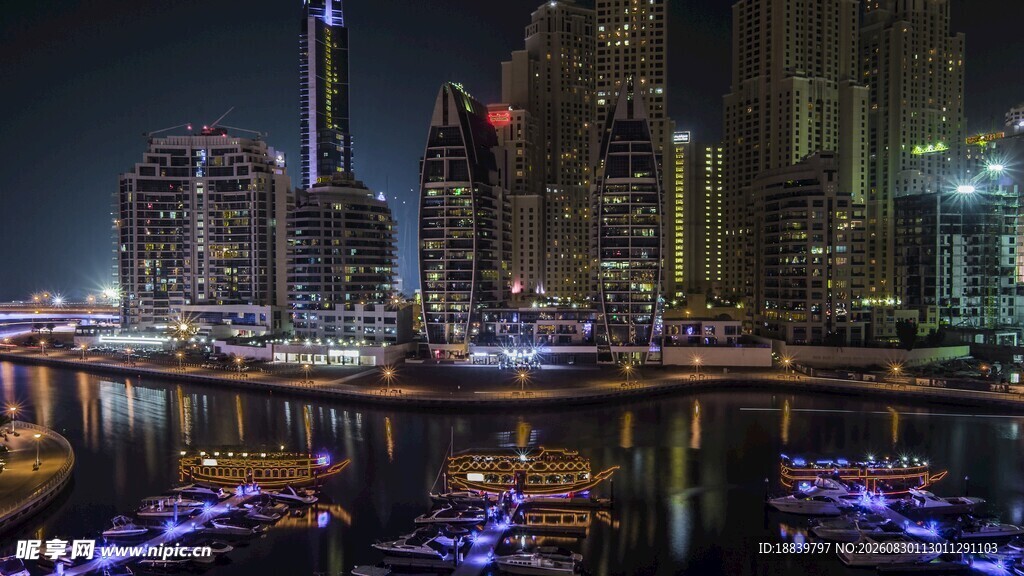迪拜夜景下的璀璨河畔风光
