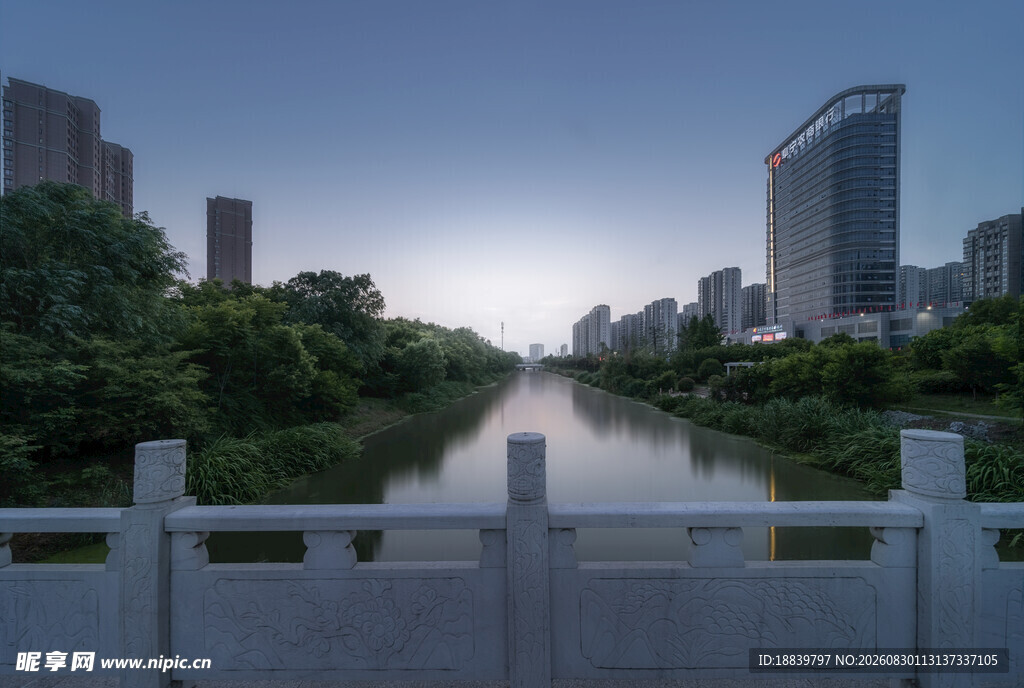 城市河畔风光