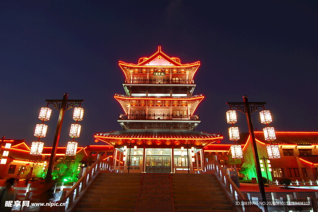 古楼夜景灯火璀璨映夜空