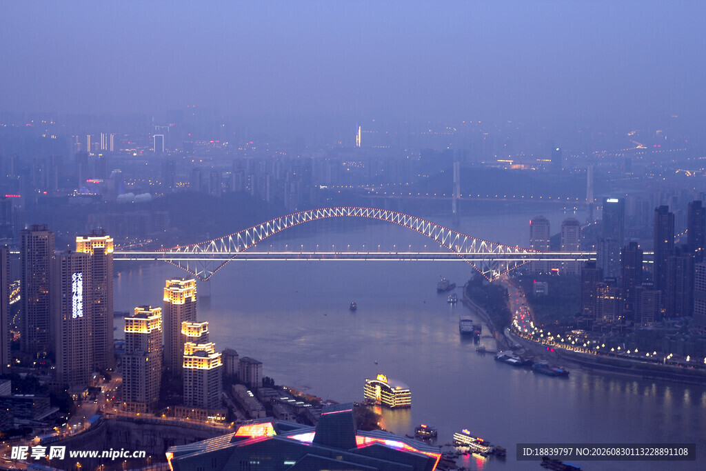 城市夜景中的跨江大桥