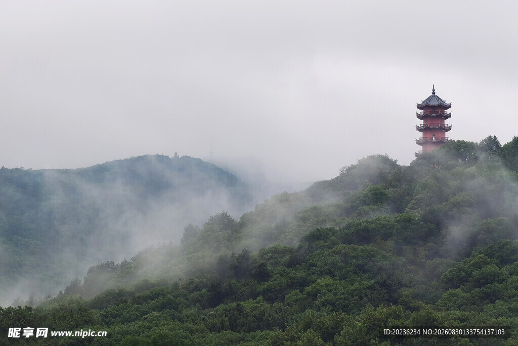 云雾龙光塔