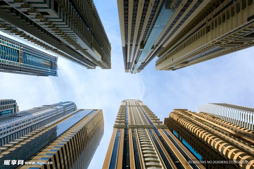 仰视都市摩天大楼景观