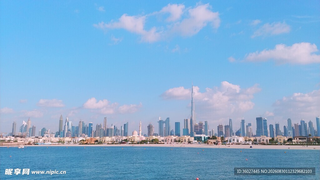 海滨城市天际线美景