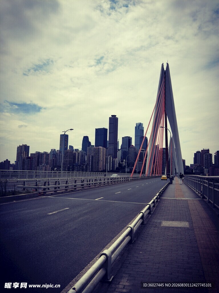城市桥梁与天际线景观