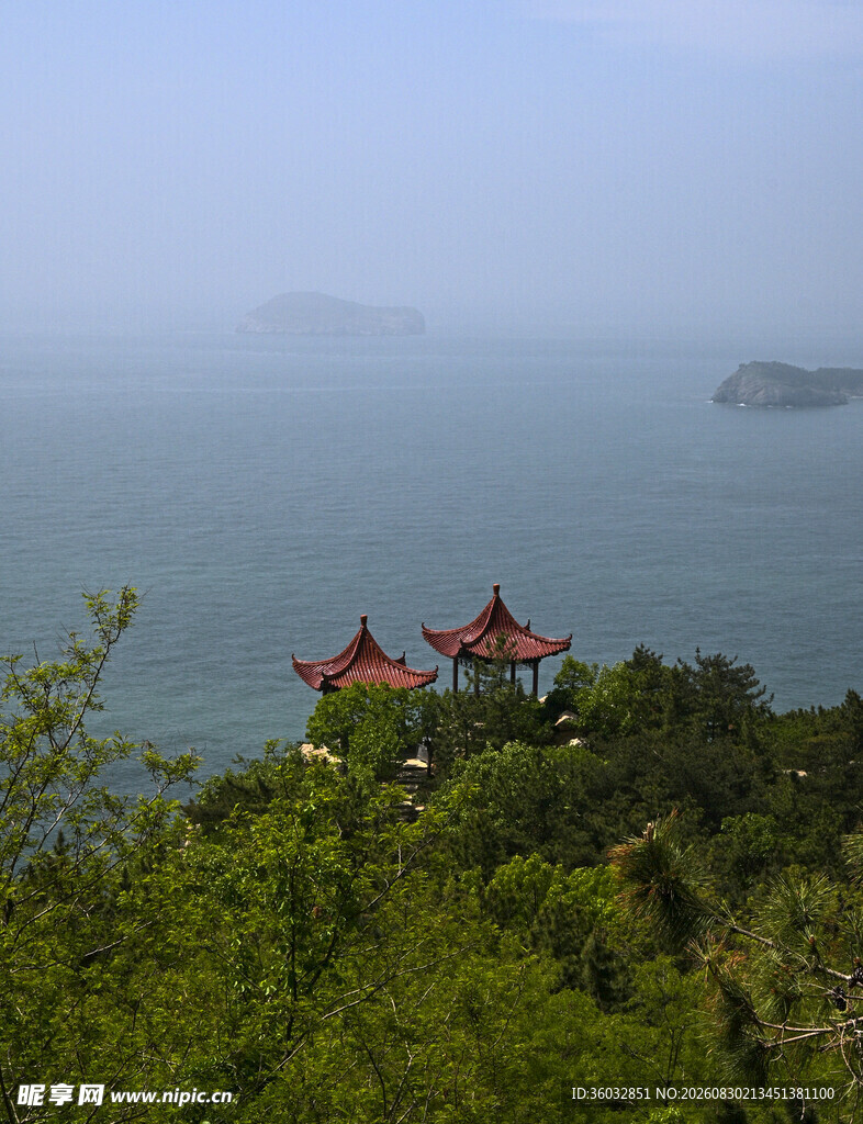 湖畔红亭映于青山绿水间