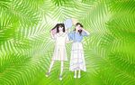 两位女孩置身绿意背景中