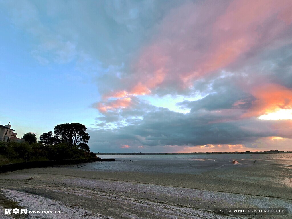 海边绚丽晚霞风景图