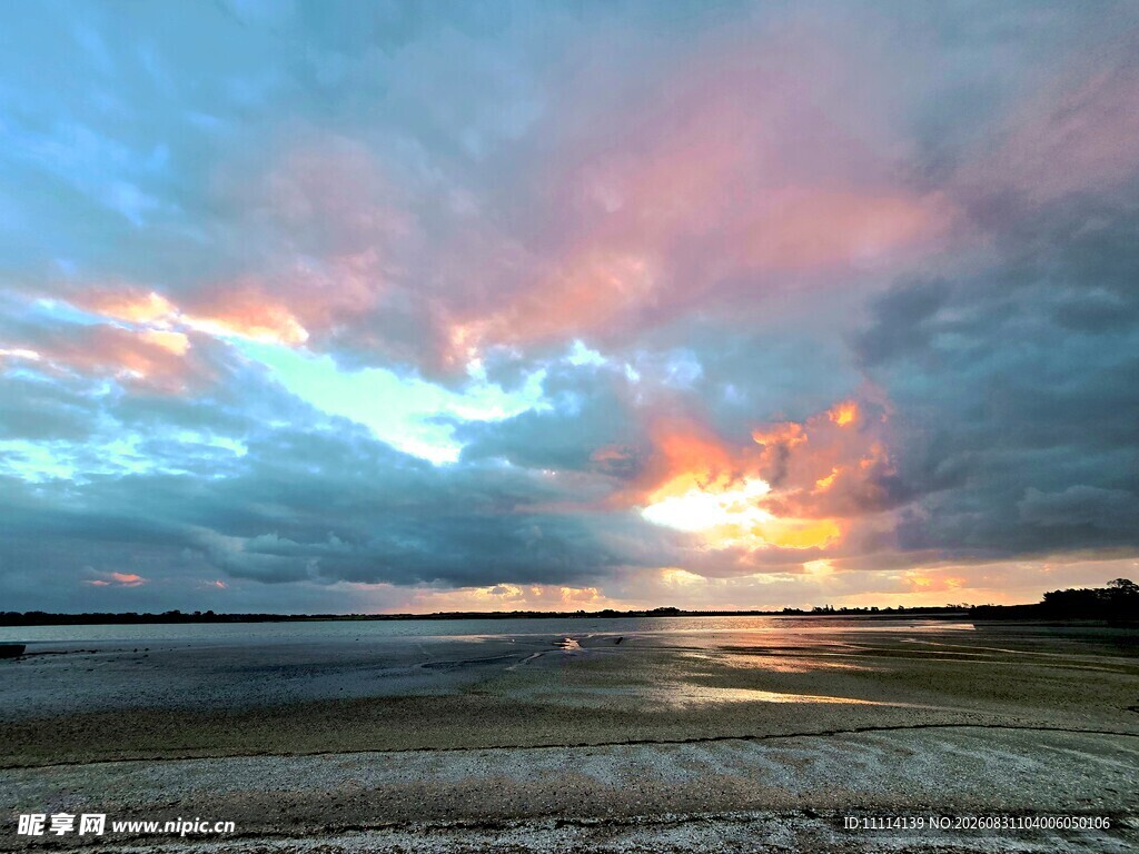 海边绚丽晚霞景观