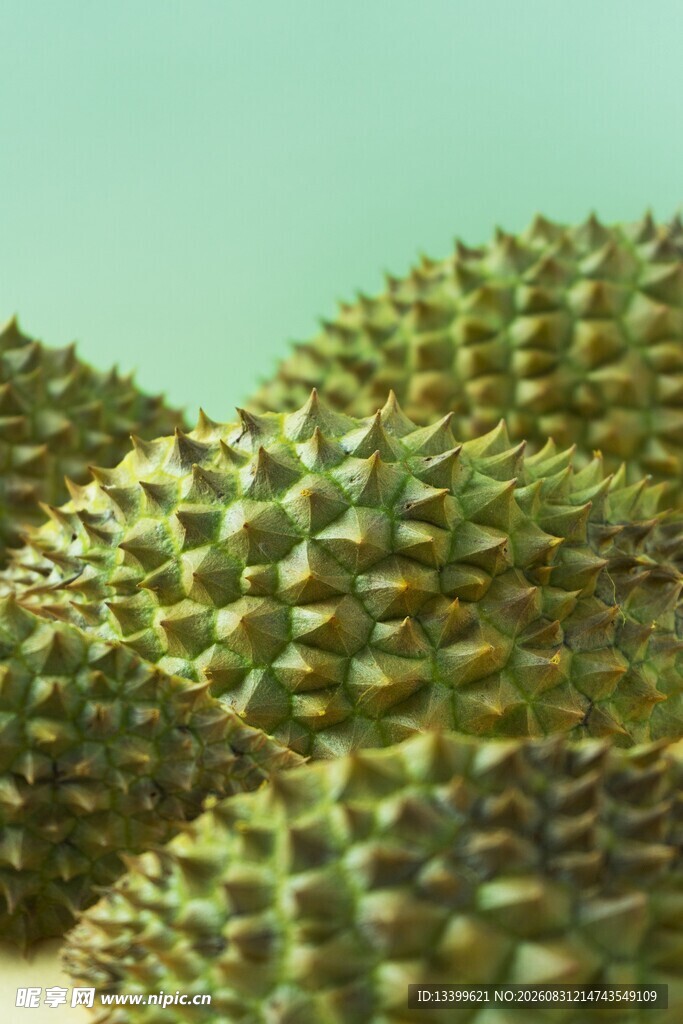 堆叠的带刺榴莲果