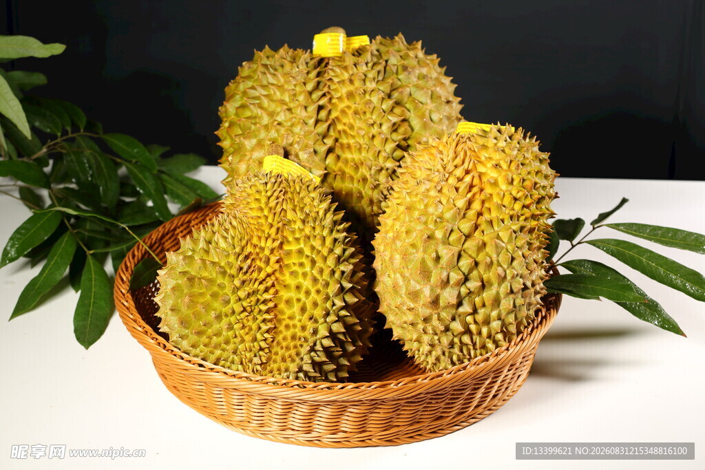 竹篮中的新鲜榴莲果实