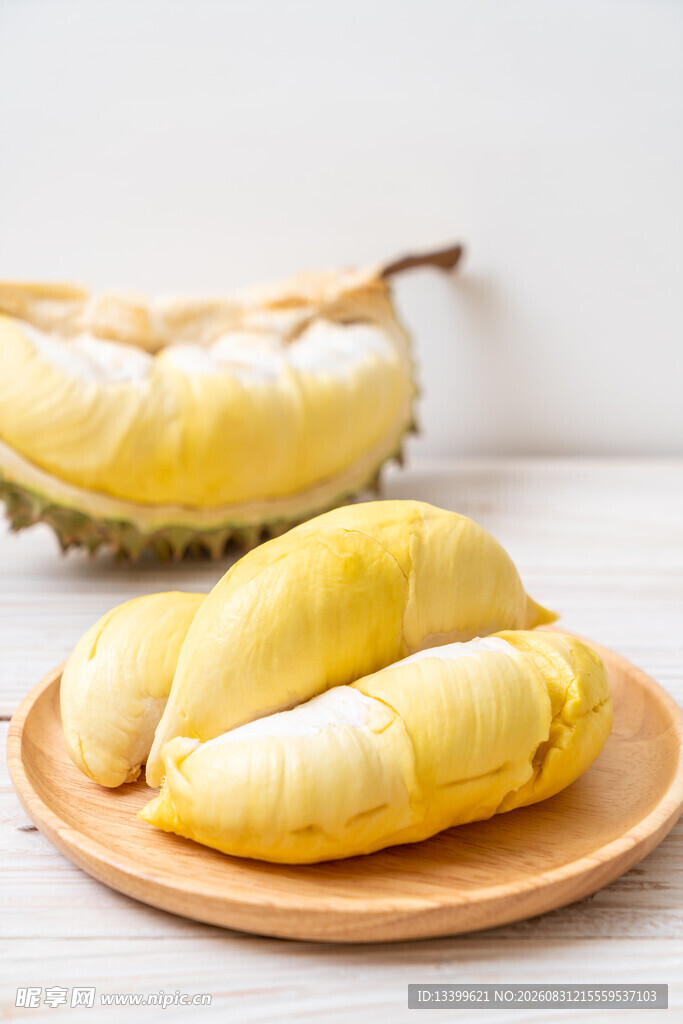 木盘上的美味新鲜榴莲