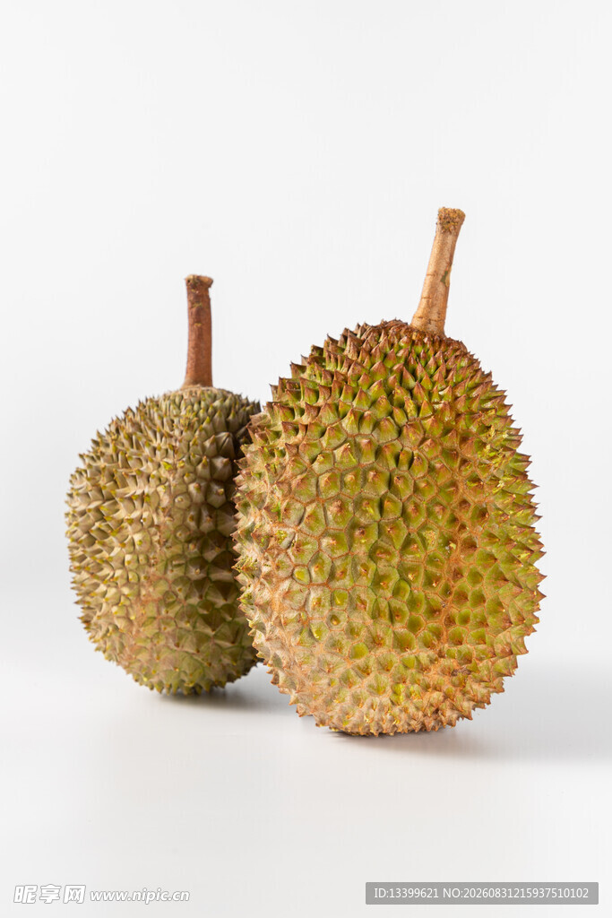 两个新鲜榴莲果