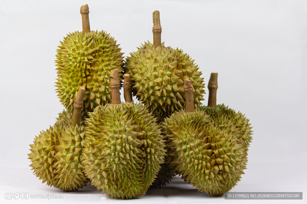 一堆新鲜的榴莲果实