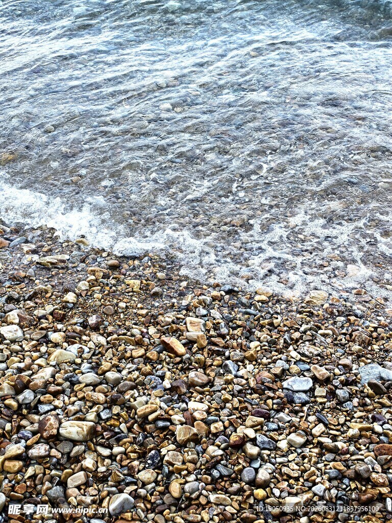 海边碎石与涌来的浪花