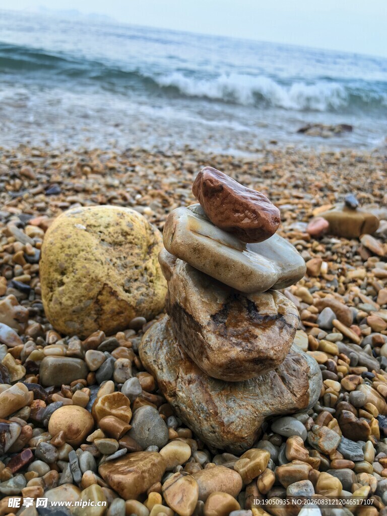 海滩上的石头堆叠景观