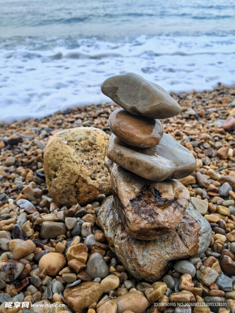海边堆叠的多彩鹅卵石