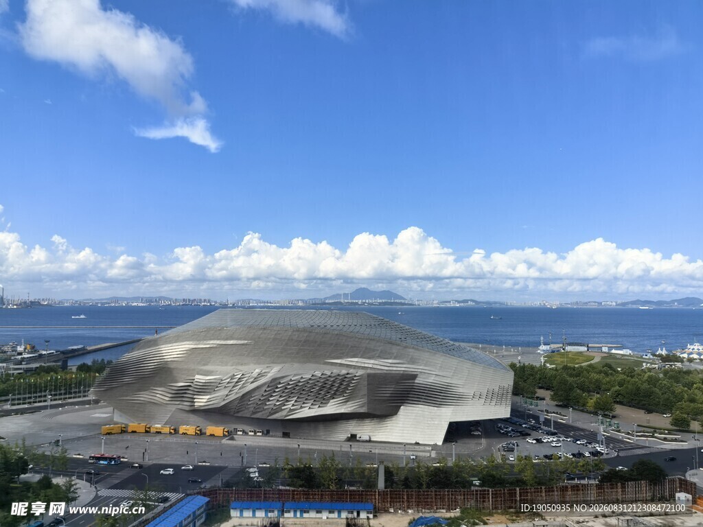 城市海滨风光全景图