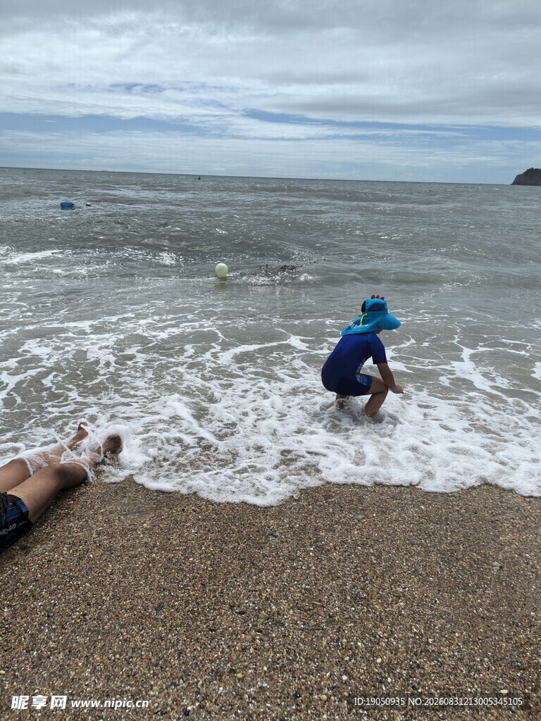 海边嬉戏的欢乐瞬间