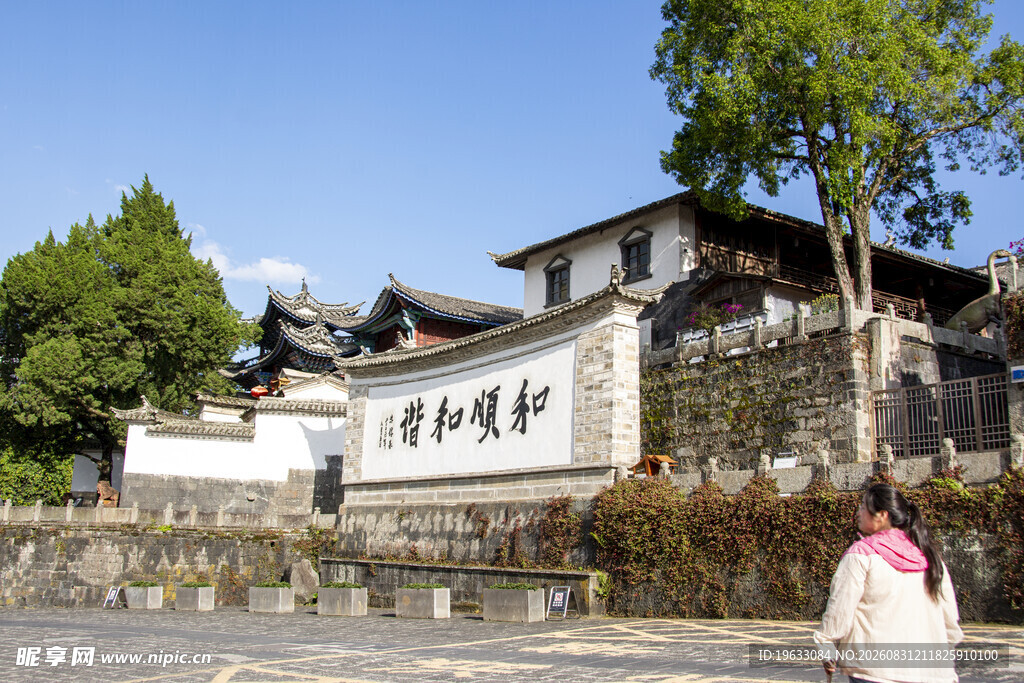 和顺古镇行人身影