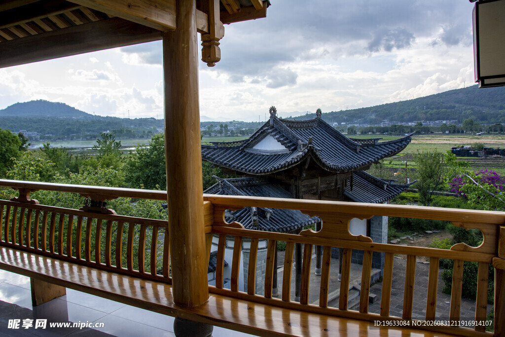 中式楼阁与山水景致