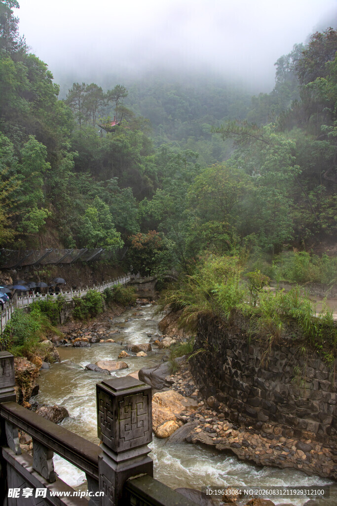 山间雾绕溪流风景图