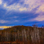 秋日山林的绚烂天空