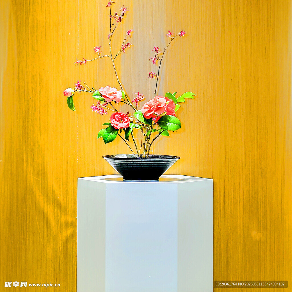 中式插花摆于素雅台座上