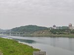河畔风光 远处建筑与青山