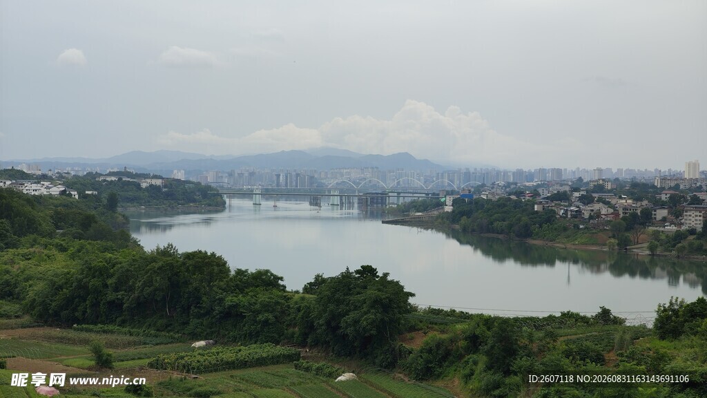 河畔城市风光远眺