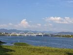 河畔桥梁美景