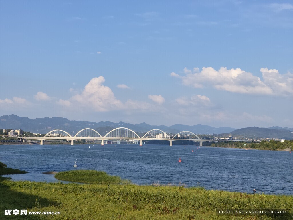 河畔桥梁美景