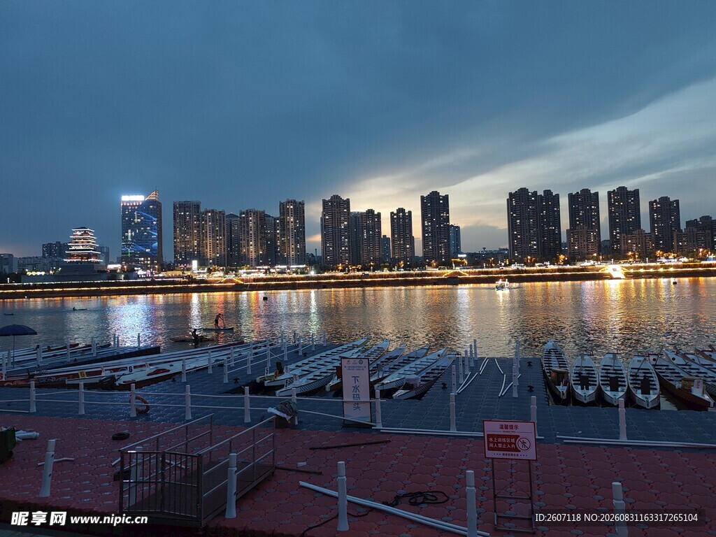 城市河畔暮色景观