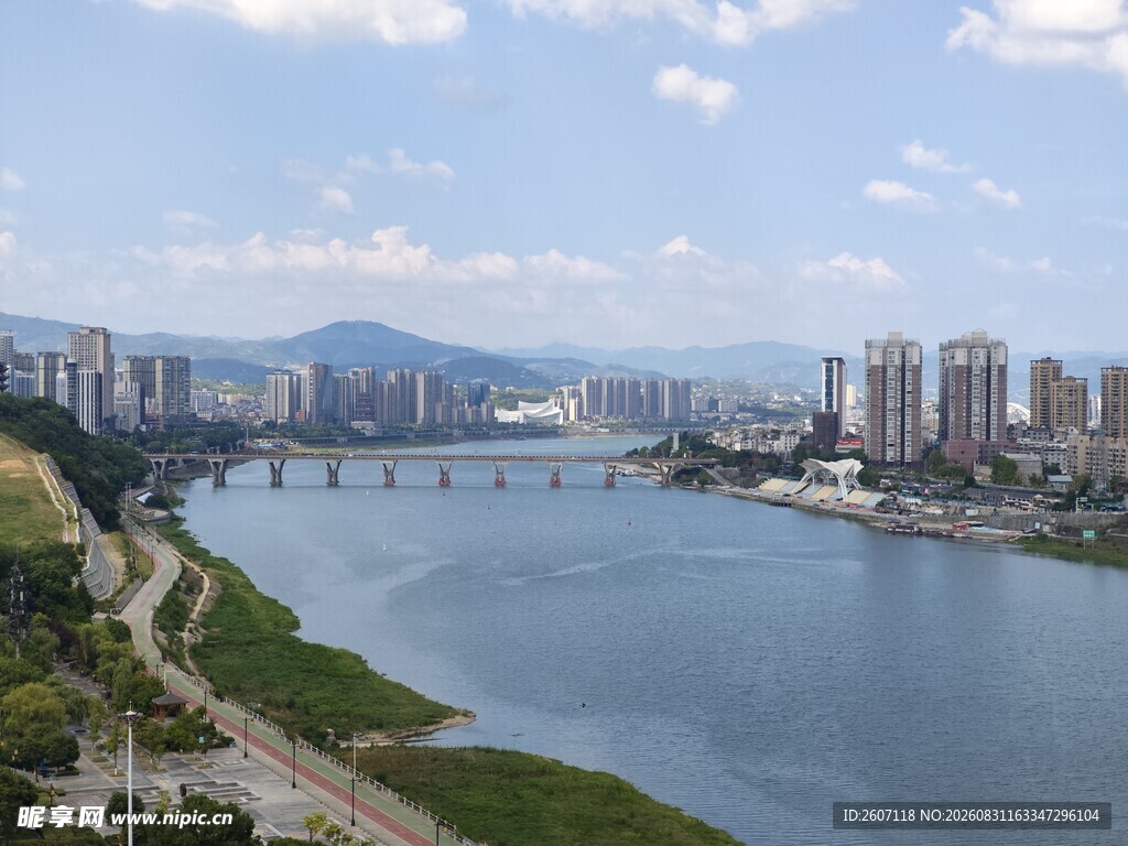 城市河畔风光