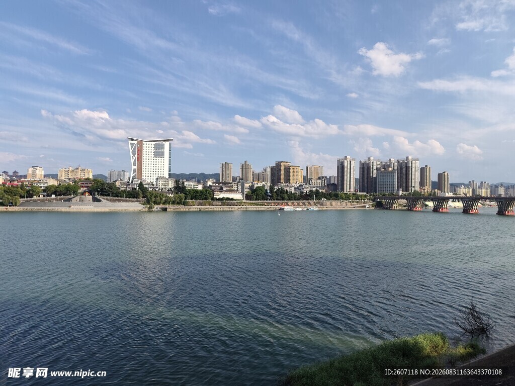 城市河畔风光